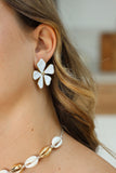 BOUCLES D'OREILLES • CAMELIA NACRÉ •